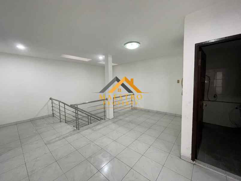 dijual rumah komplek villa polonia