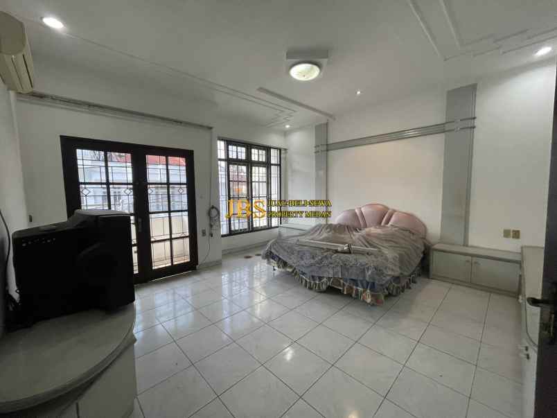 dijual rumah komplek villa polonia