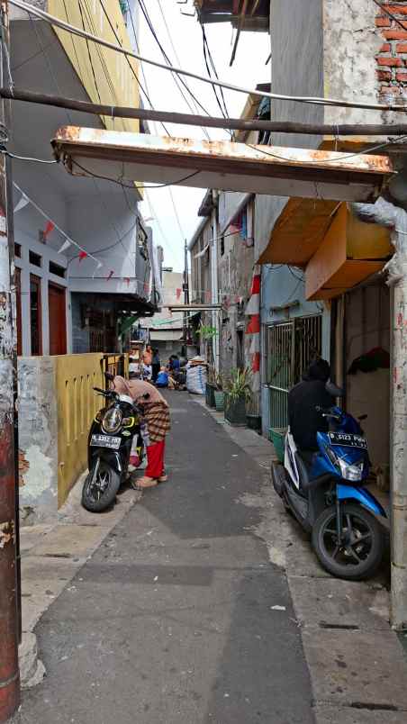 dijual rumah kos 11 kamar tidur sebrang roxy square
