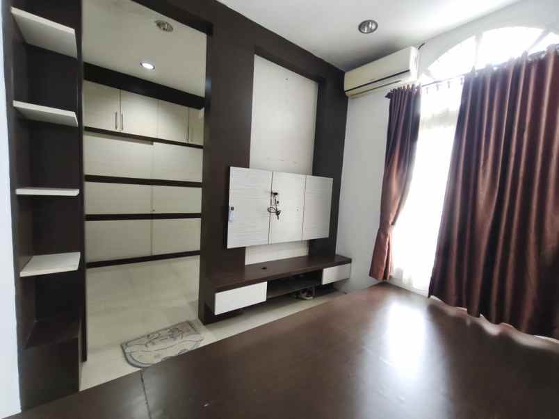 dijual rumah krakatau point jalan