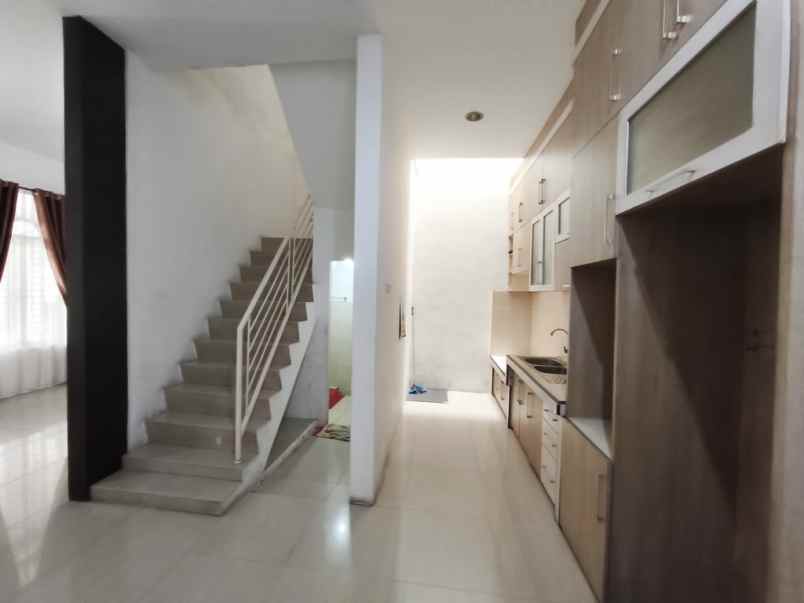 dijual rumah krakatau point jalan