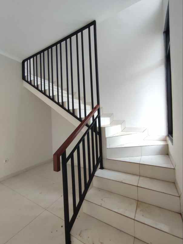 dijual rumah lokasi strategis free