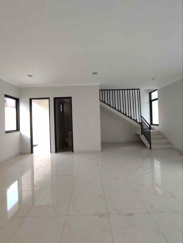 dijual rumah lokasi strategis free