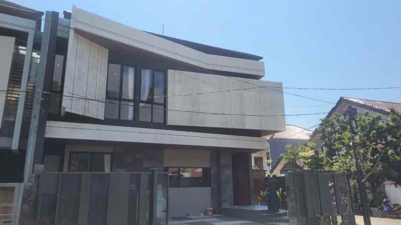dijual rumah manyar