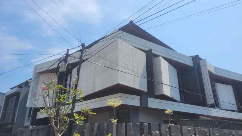 dijual rumah manyar