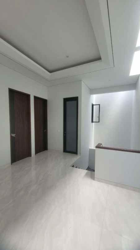 dijual rumah manyar indah