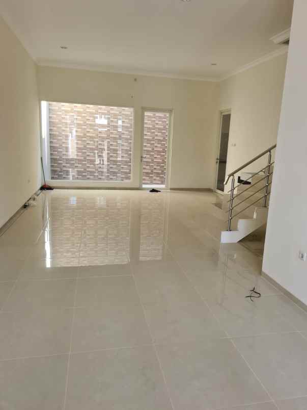 dijual rumah nginden