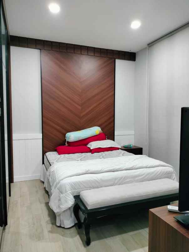 dijual rumah pakuwon indah the mansion