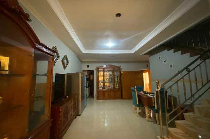 dijual rumah palem semi karawaci