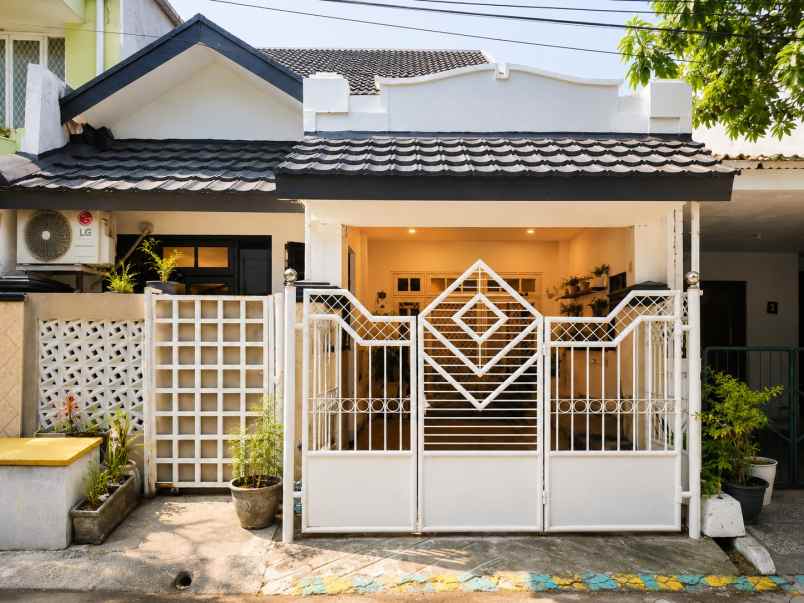 dijual rumah perum babatan pilang
