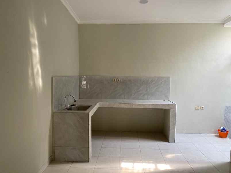 dijual rumah perumahan premier village