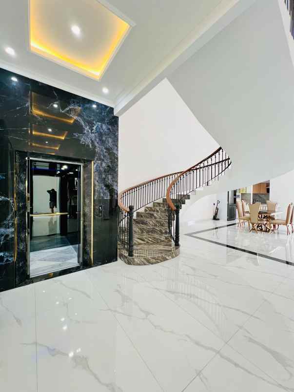 dijual rumah pondok indah