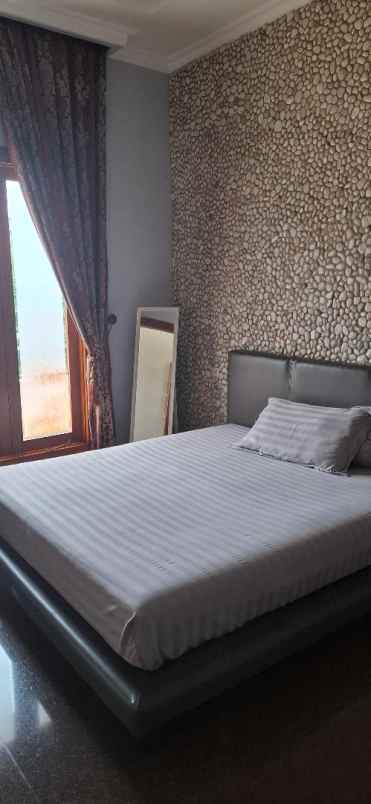 dijual rumah raffles hills cibubur