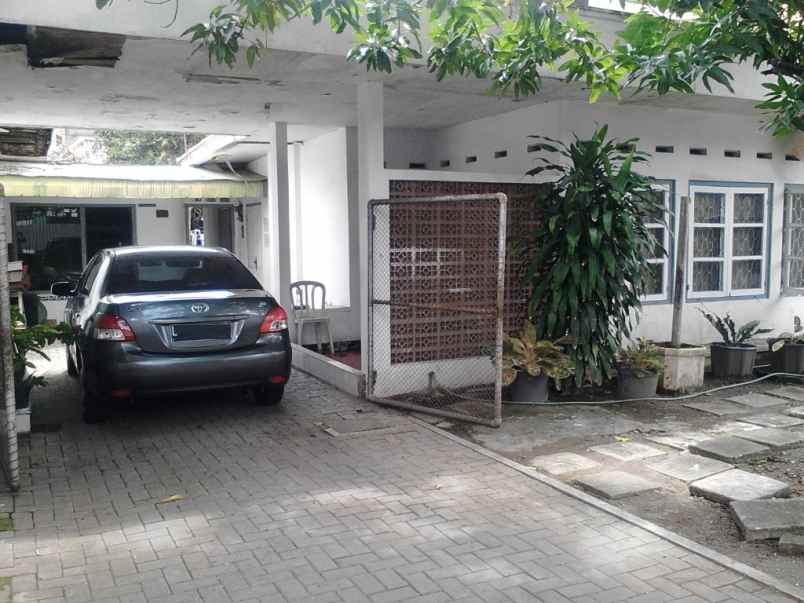 dijual rumah raya karang menjangan