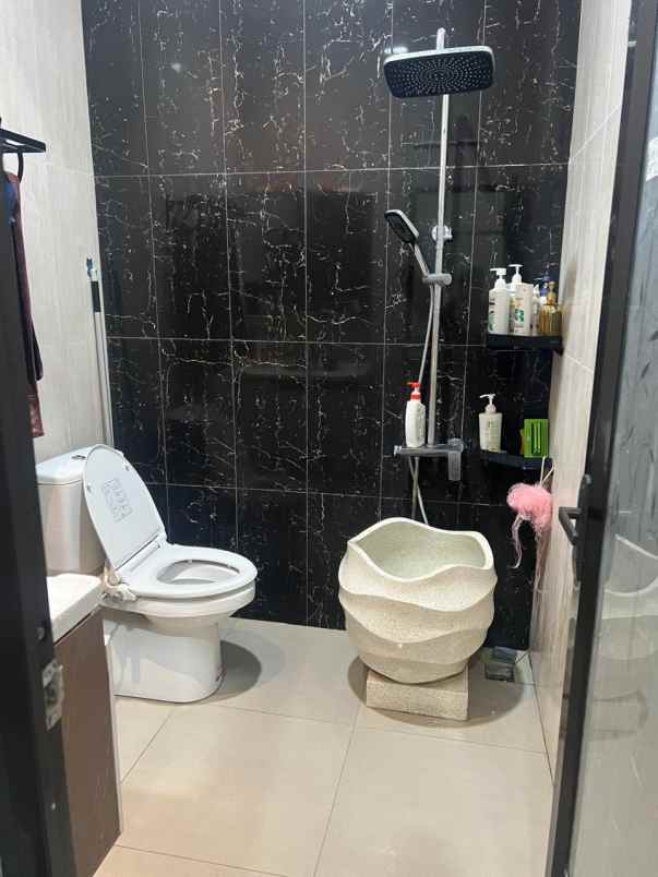 dijual rumah rungkut asri