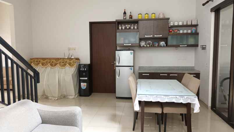 dijual rumah tenggilis utara