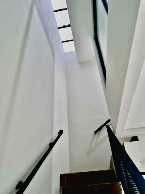 dijual rumah the akasia eight