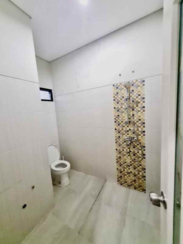 dijual rumah the akasia eight