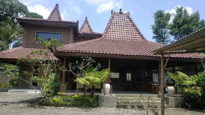dijual rumah villa joglo cafe lokasi cemorokandang