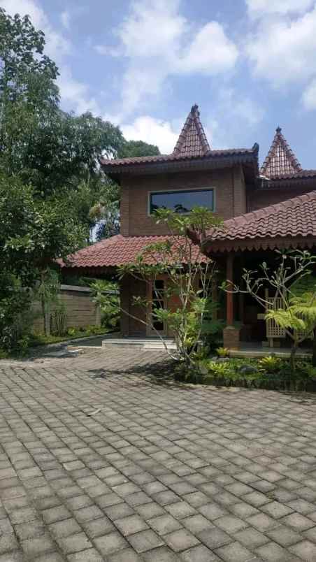 dijual rumah villa joglo cafe lokasi cemorokandang