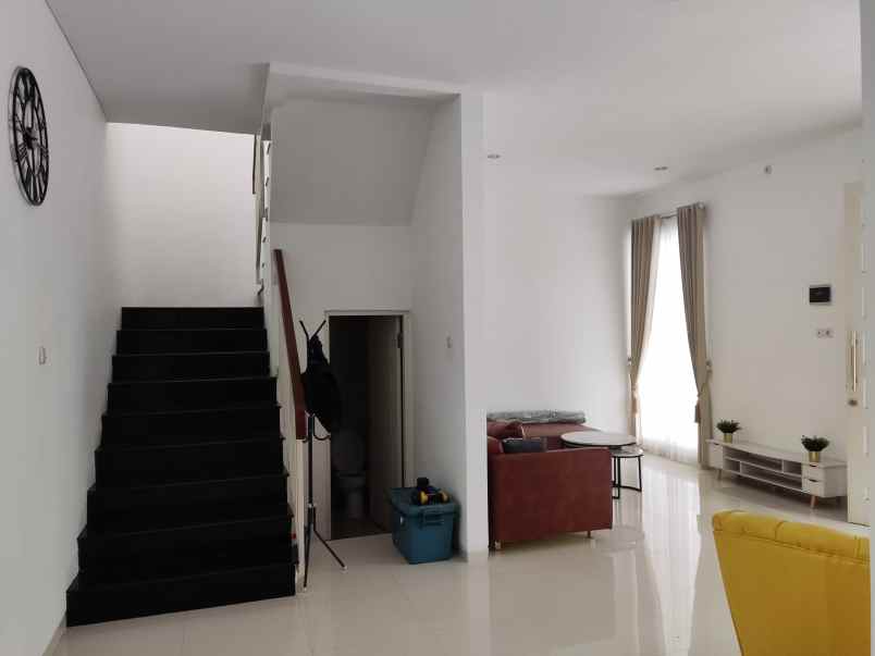 dijual rumah wisata semanggi