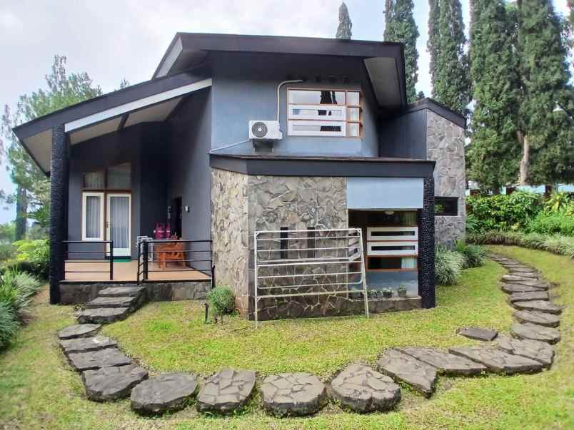 dijual villa klub bunga batu