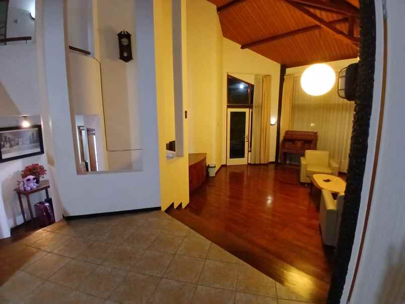 dijual villa klub bunga batu