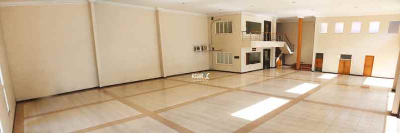 disewakan gedung ex showroom di tengah kota gubeng