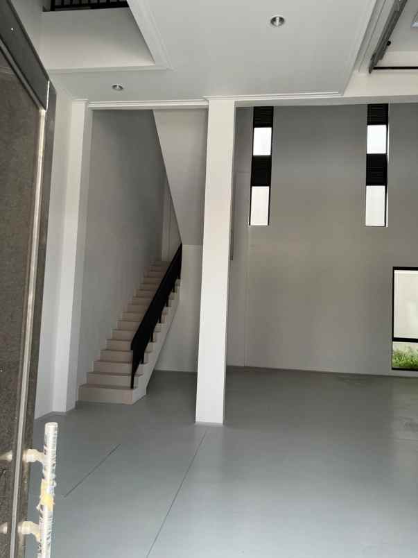 disewakan gudang multiguna 2 lantai di bizpark pik2