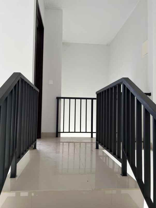 disewakan gudang multiguna 2 lantai di bizpark pik2