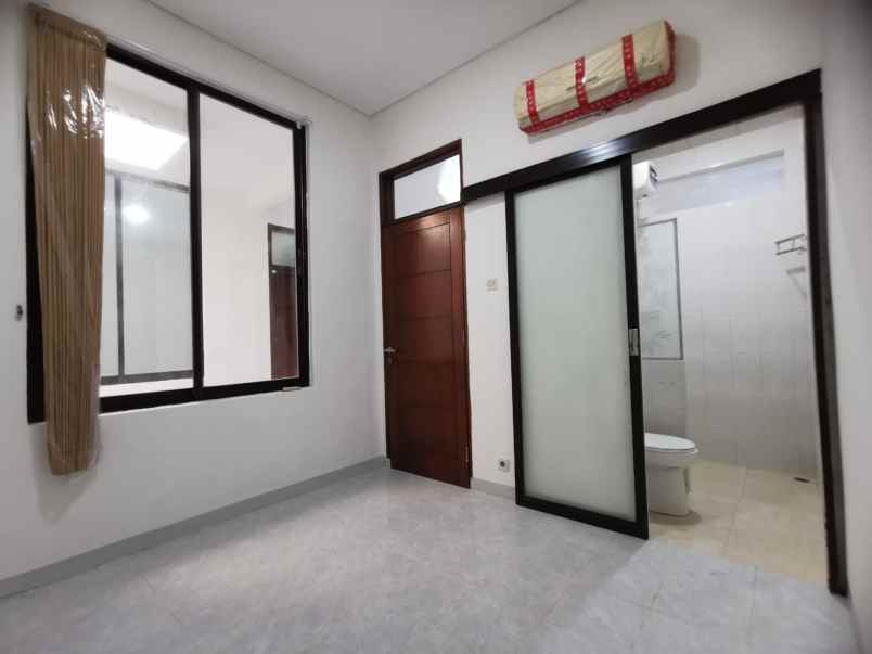 disewakan rumah 2 lantai siap huni di surabaya barat