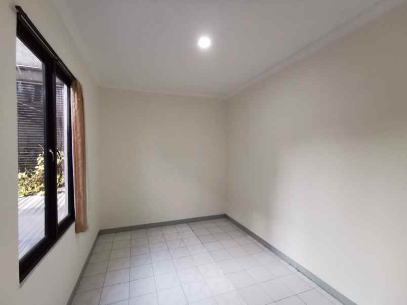 disewakan rumah 2 lantai siap huni di surabaya barat