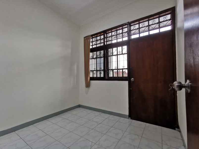 disewakan rumah 2 lantai siap huni di surabaya barat