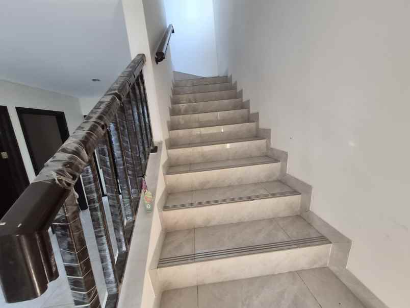 disewakan rumah lavon swan city cikupa