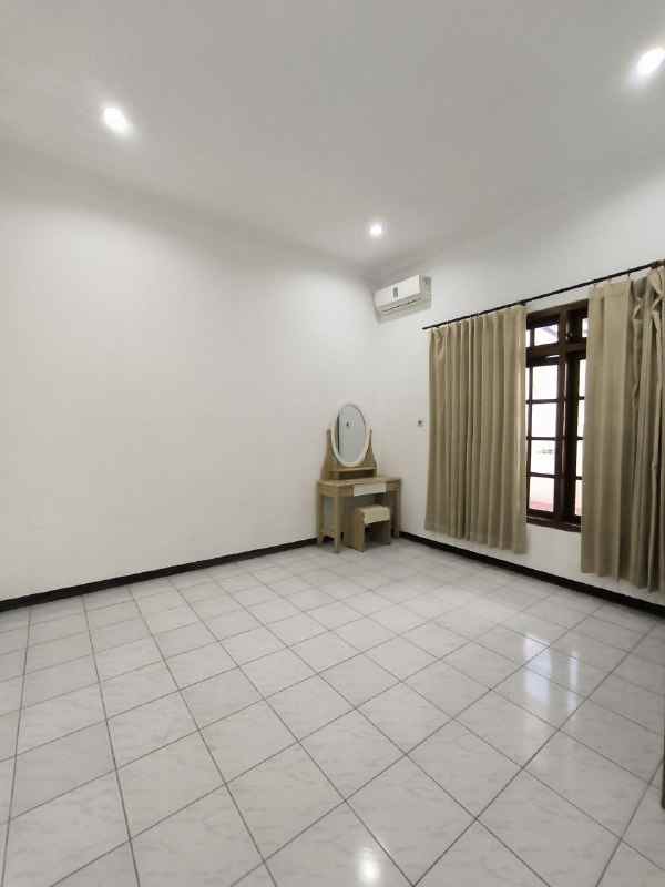 disewakan rumah simpang darmo permai selatan