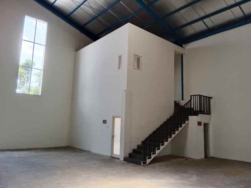 gudang di kawasan industri menganti gresik