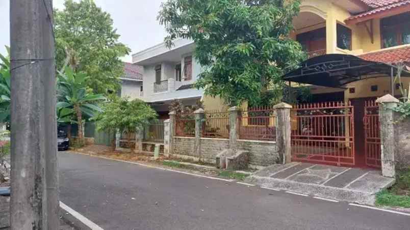 jual rumah dua lantai di perum billymoon jakarta timur