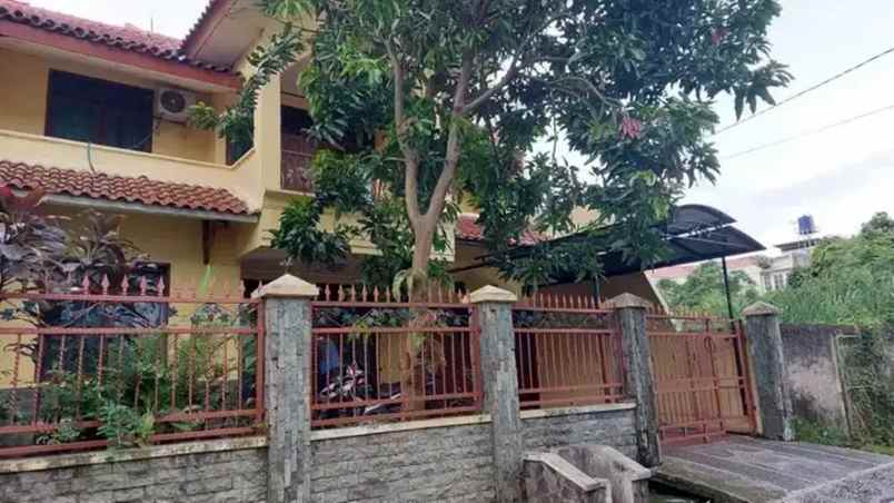 jual rumah dua lantai di perum billymoon jakarta timur