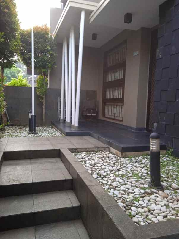 jual rumah mewah dengan swimming pool