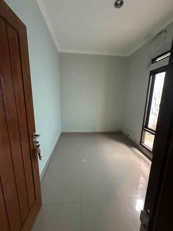 over kredit 65jt rumah 2 lantai di jatiasih bekasi