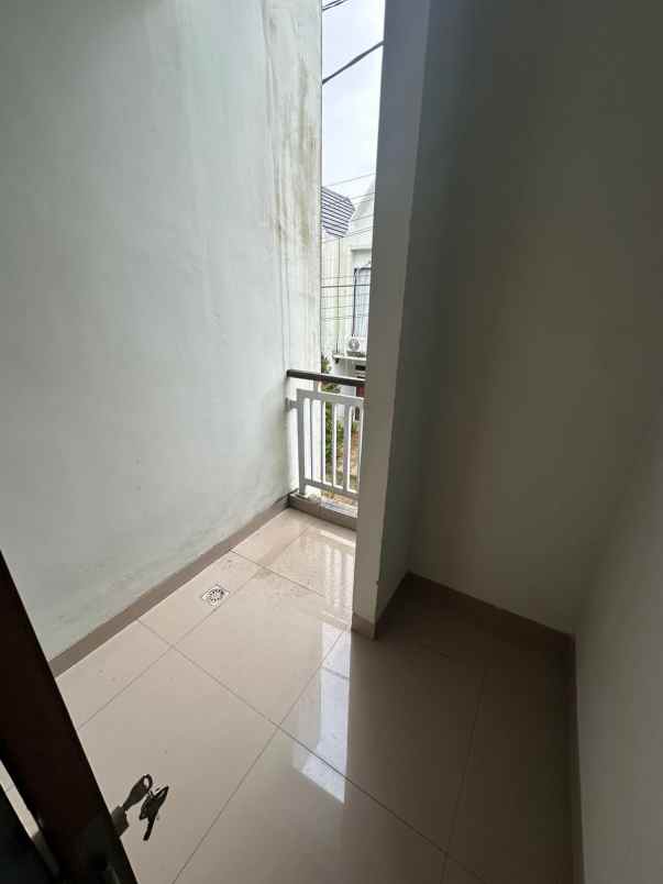 over kredit 65jt rumah 2 lantai di jatiasih bekasi