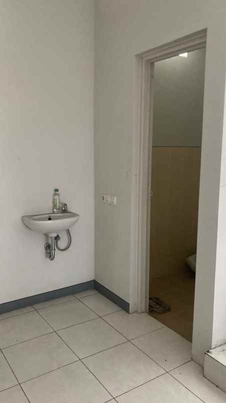 ruko jalan raya laban 3 lantai