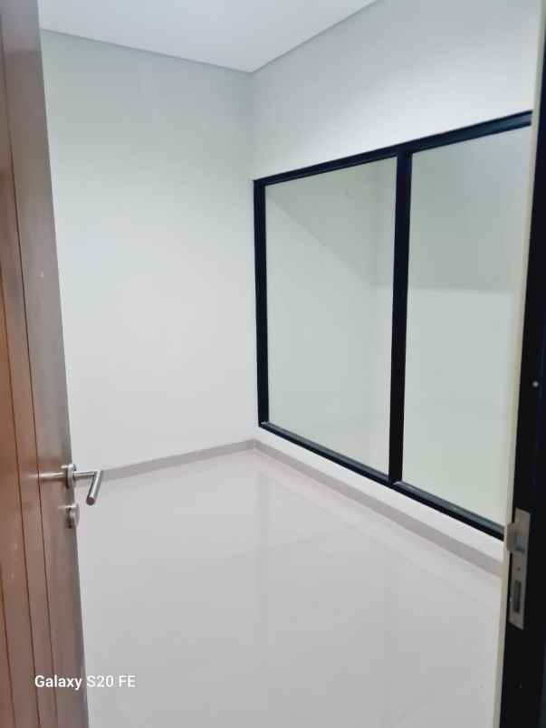 rumah 2 lantai dalam cluster di serua ciputat tangsel