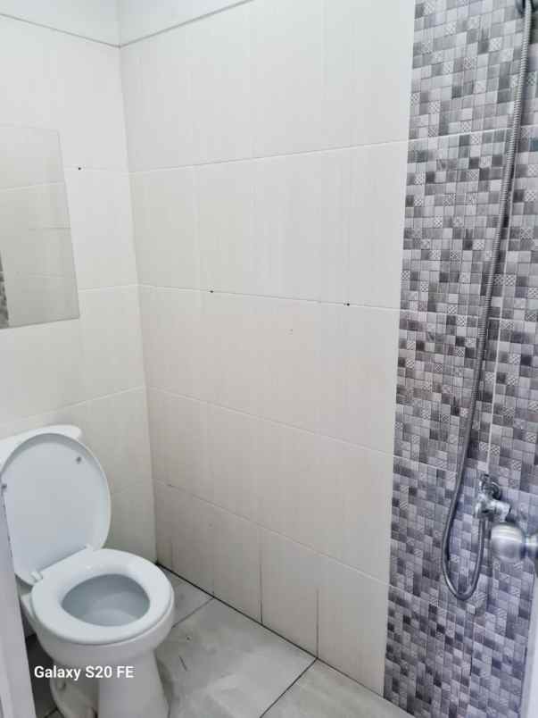 rumah 2 lantai dalam cluster di serua ciputat tangsel