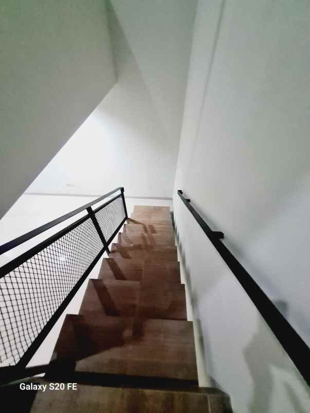 rumah 2 lantai dalam cluster di serua ciputat tangsel