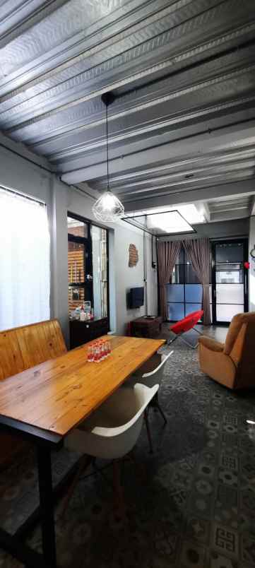 rumah 2 lantai siap huni murah