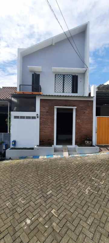 rumah 2 lantai siap huni murah