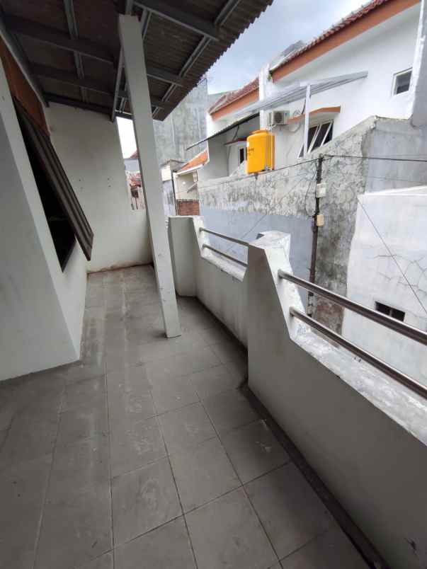 rumah 2 lantai surabaya timur under 1 m