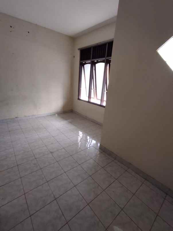 rumah 2 lantai surabaya timur under 1 m