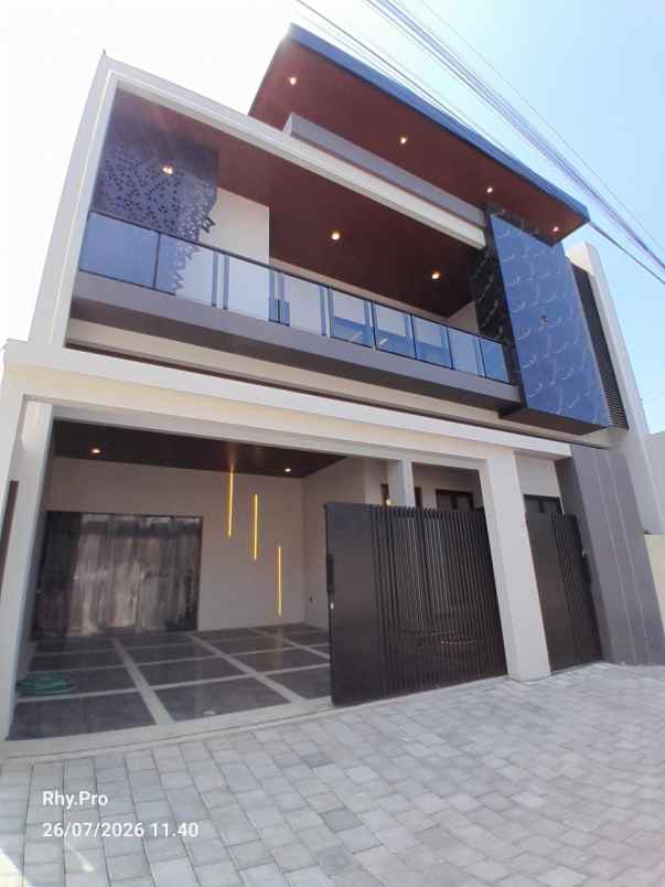 rumah baru mewah modern dekat kampus ugm
